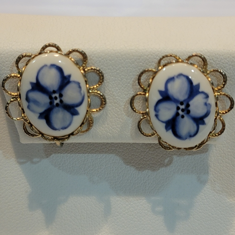 Vintage Blue White Floral Porcelain Cabochon Gold Tone Clip On Earrings